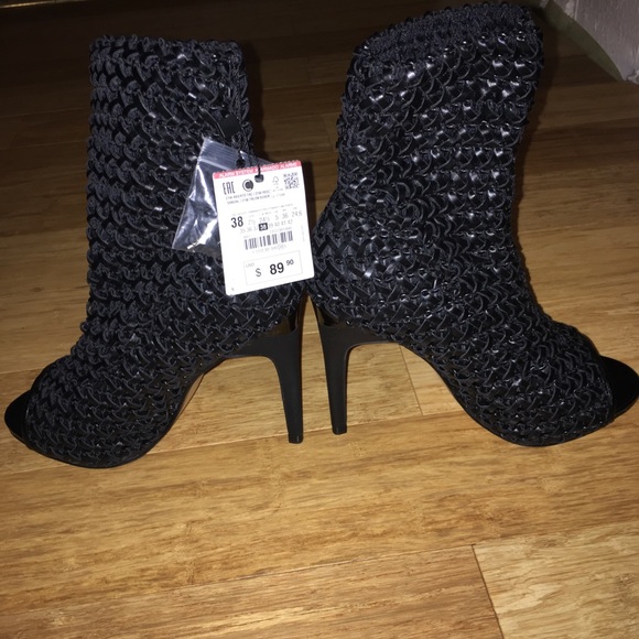Killer black leather woven peep toe stilettos - Picture 7 of 7